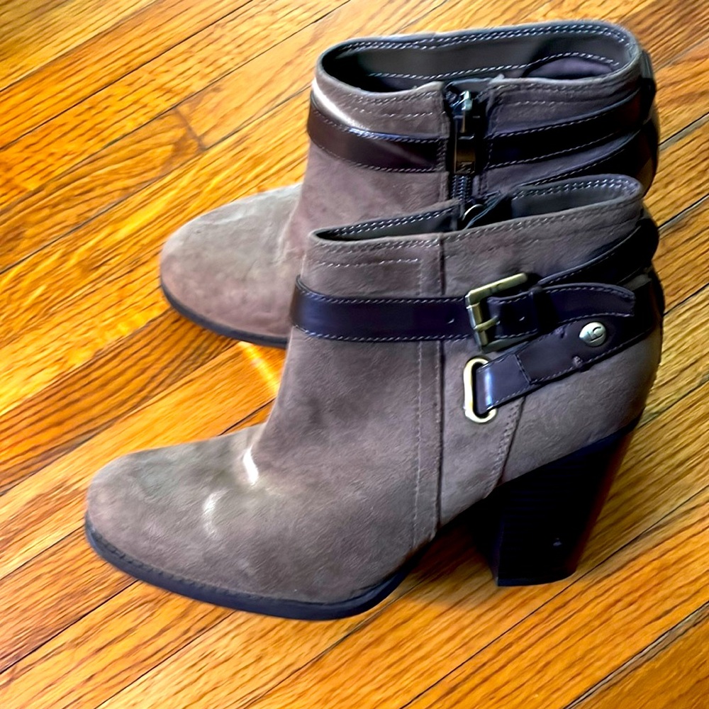 Perfect for fall Liz Claiborne Womens Ankle Booties OLIVE Green Brown Boot